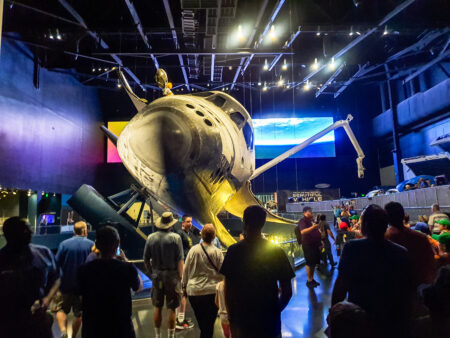 SHUTTLE ATLANTIS in Cape Kennedy Orlando ist die Stadt der Freizeitparks. Für alle Sternen-Fans empfehle ich aber unbedingt Cape Kennedy. Spek-Ta-Ku-Lär!