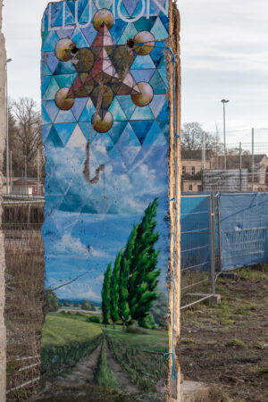 BERLINER MAUER Früher standen Mauerteile zuhauf auf dem Gelände des ehemaligen VEB Betonwerke am Teltowkanal. Heute sind nur noch 40 Stück übrig und stehen zum Verkauf.