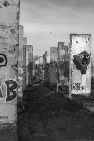 BERLINER MAUER Früher standen Mauerteile zuhauf auf dem Gelände des ehemaligen VEB Betonwerke am Teltowkanal. Heute sind nur noch 40 Stück übrig und stehen zum Verkauf.